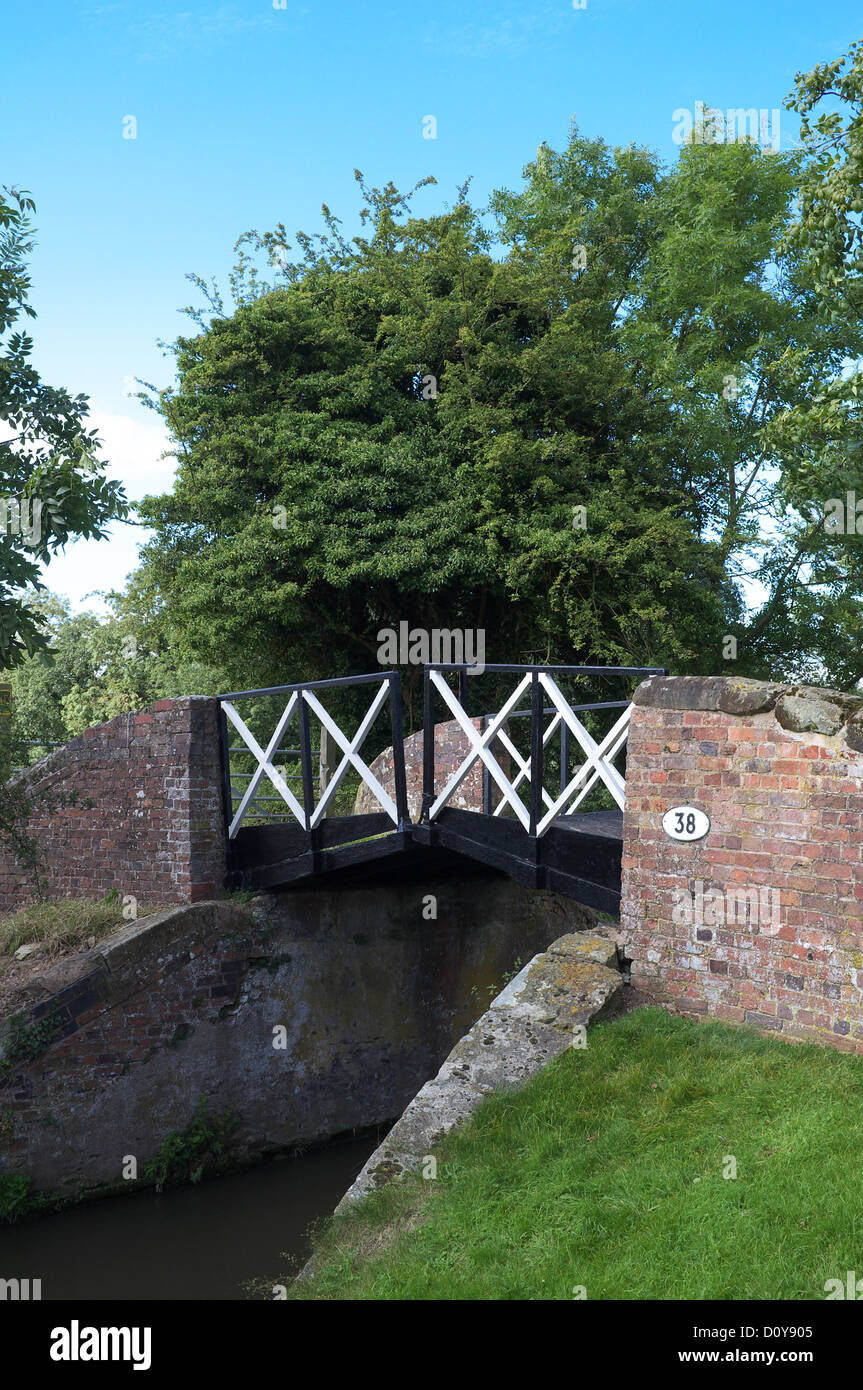 Ponte diviso in Stratford upon Avon Canal vicino Lapworth, Warwickshire, Inghilterra, Regno Unito Foto Stock