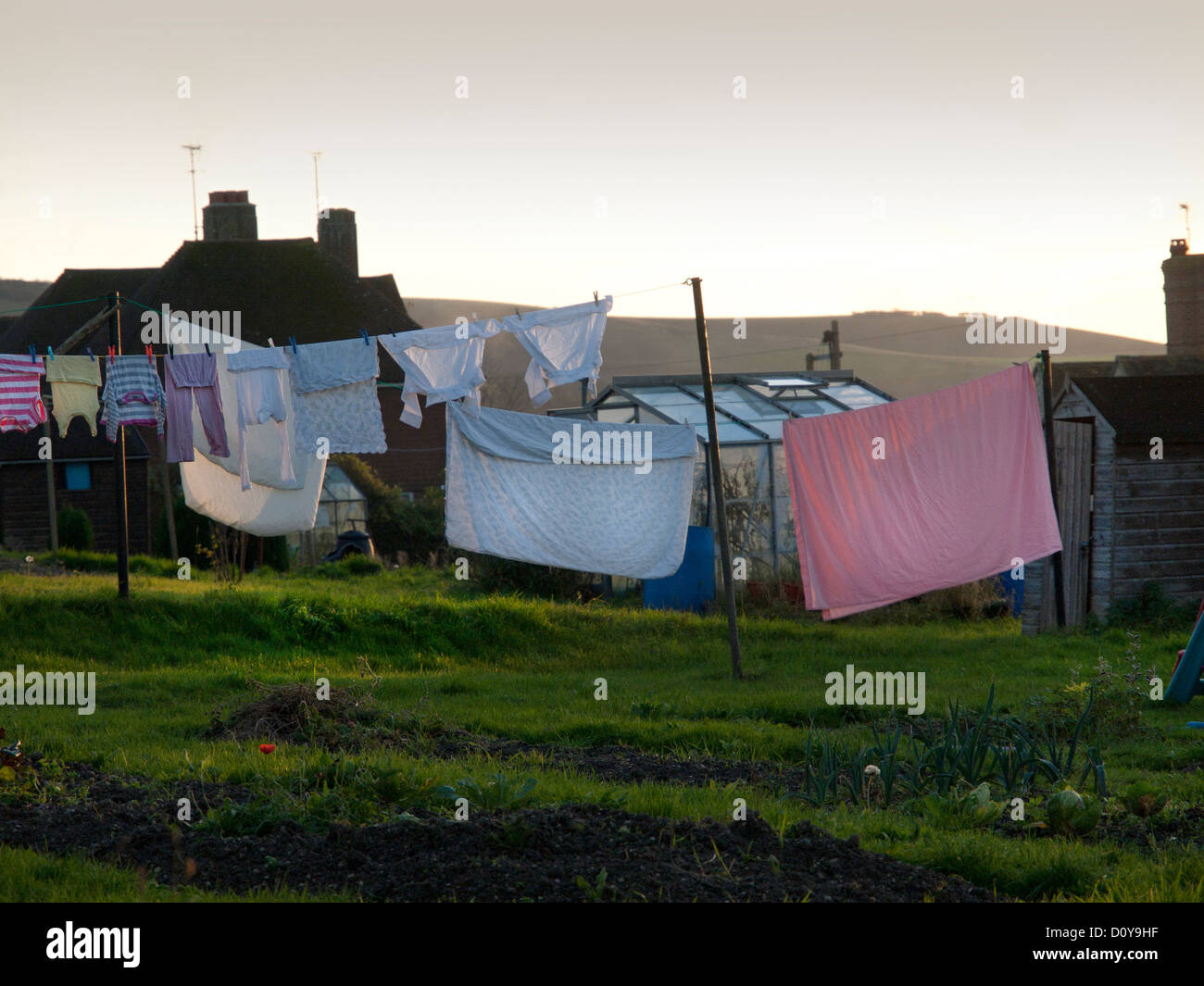 Lavaggio e asciugatura su una linea in un villaggio del Sussex durante l'autunno. Foto Stock