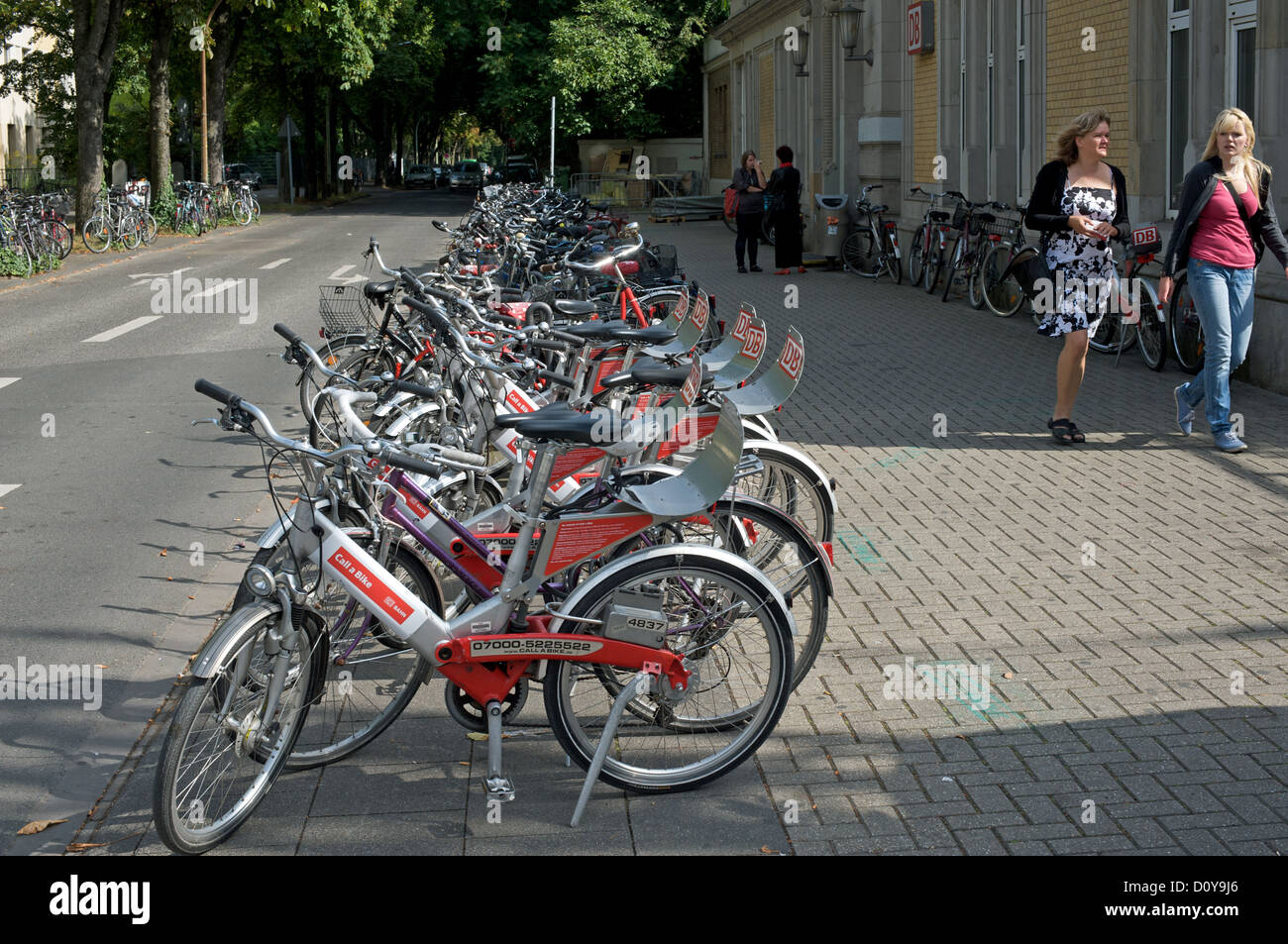 'Chiamata un moto' le biciclette a noleggio al di fuori di una stazione ferroviaria, Colonia, Germania. Foto Stock