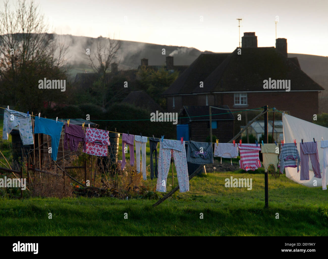 Lavaggio e asciugatura su una linea in un villaggio del Sussex durante l'autunno. Foto Stock