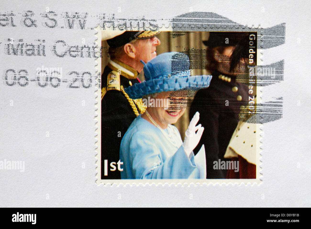 1. classe timbro che commemora il giubileo dorato della regina 2002 bloccato sulla busta bianca Foto Stock