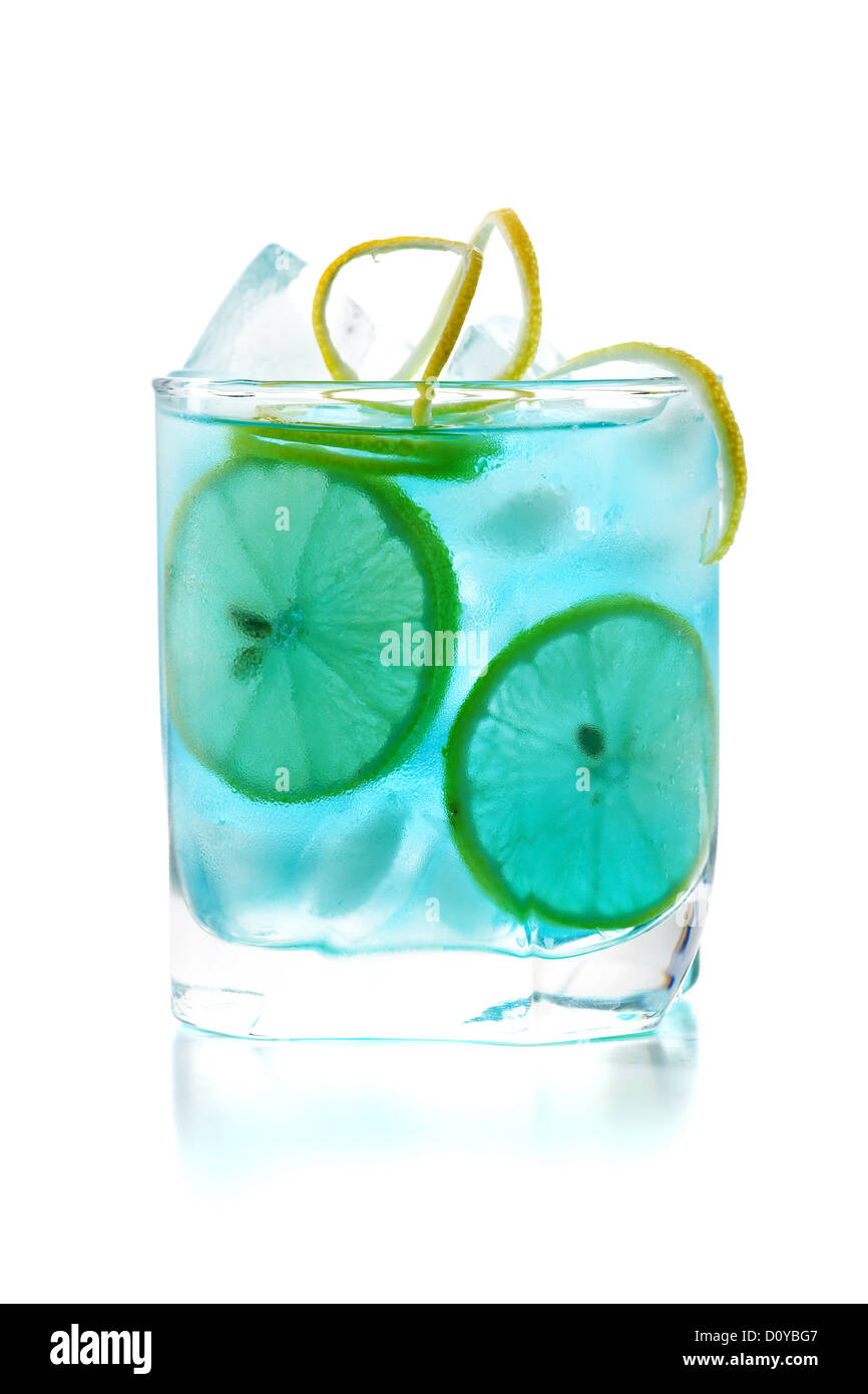 Blu cocktail alcolici con le fette di limone isolati su sfondo bianco Foto Stock