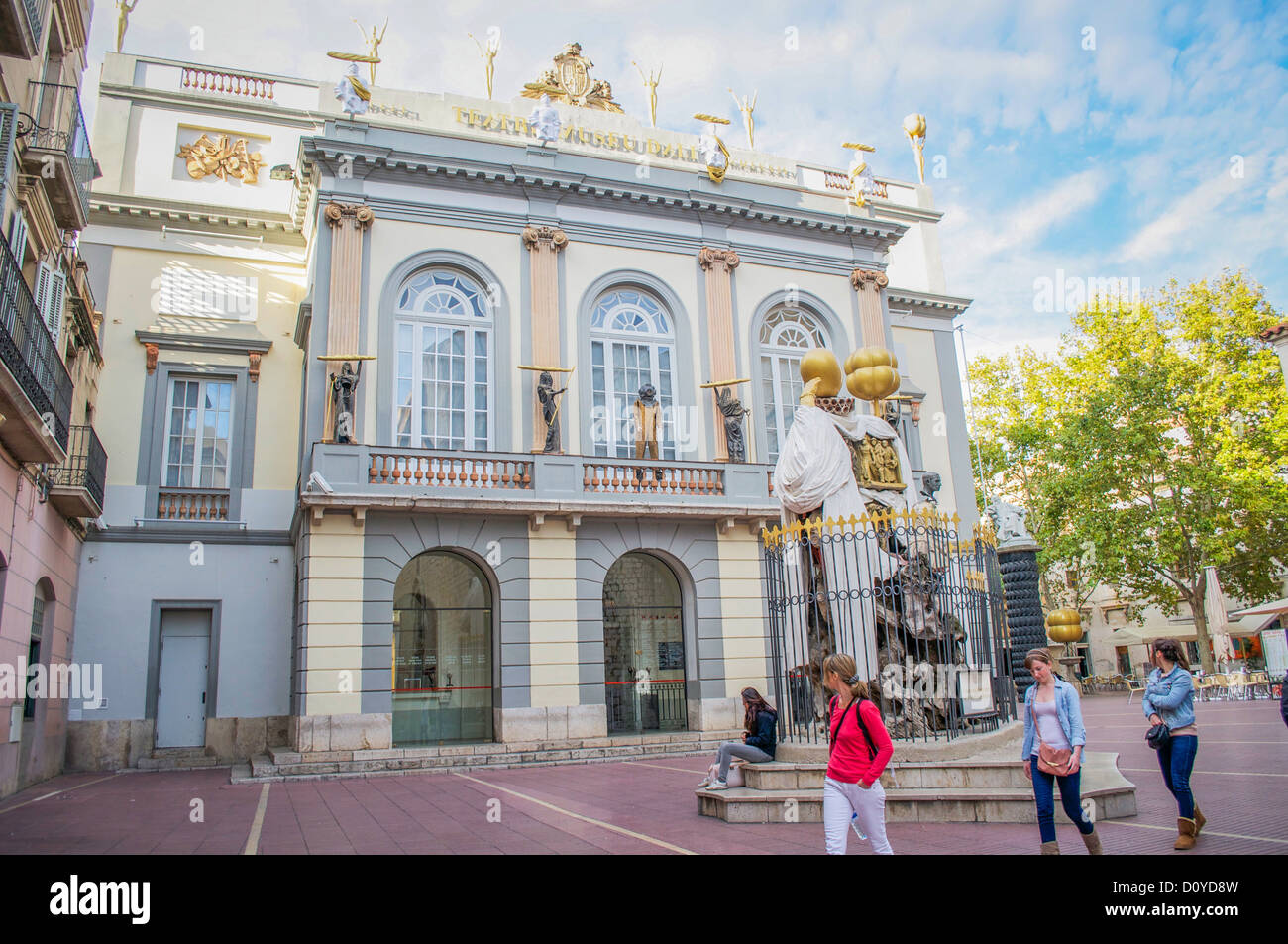Ingresso anteriore del Salvadore museo di Dalì a Figueres, Spagna con persone che passeggiano da. Foto Stock