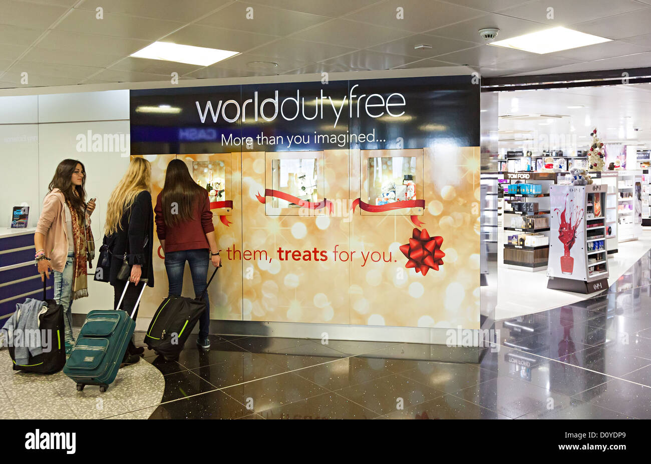 Mondo del Duty Free Shopping area con tre donne guardando offre, l'aeroporto di Bristol, Inghilterra, Regno Unito Foto Stock