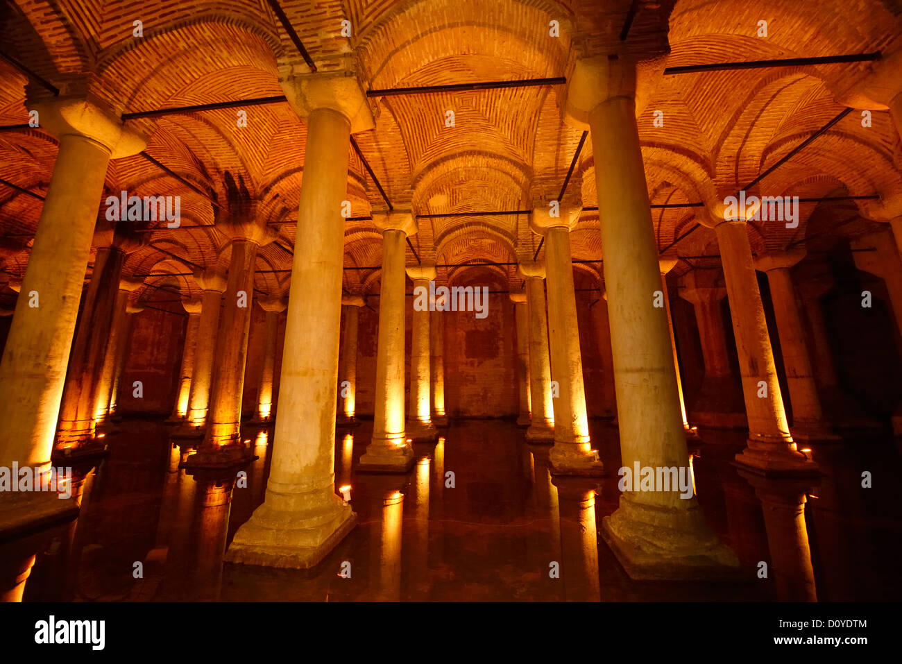 Le colonne in marmo e cattedrale del tetto della metropolitana Basilica Cisterna con acqua stagnante in Istanbul Turchia Foto Stock