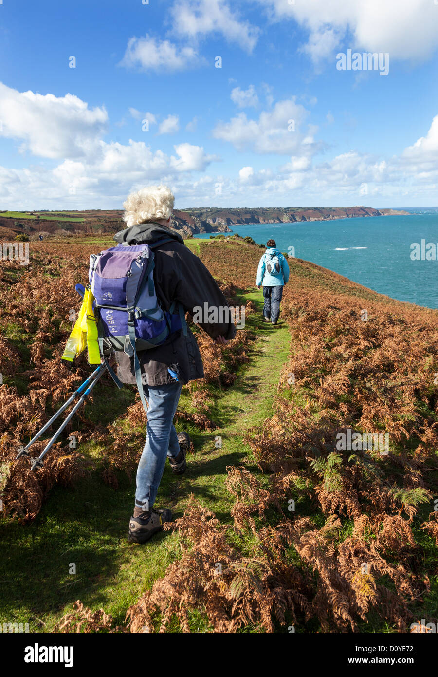 Due persone a piedi il sentiero della scogliera sulla costa nord di Jersey, Isole del Canale, REGNO UNITO Foto Stock