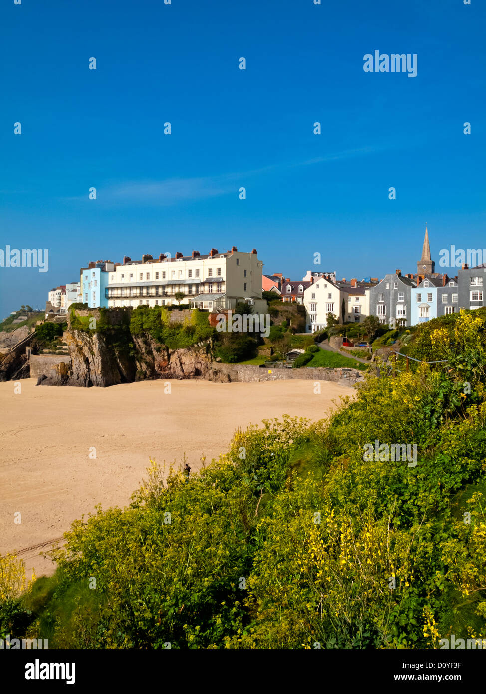 Vista su tutta la spiaggia di sabbia verso la Città Vecchia a Tenby una popolare località balneare in Pembrokeshire South Wales UK Foto Stock