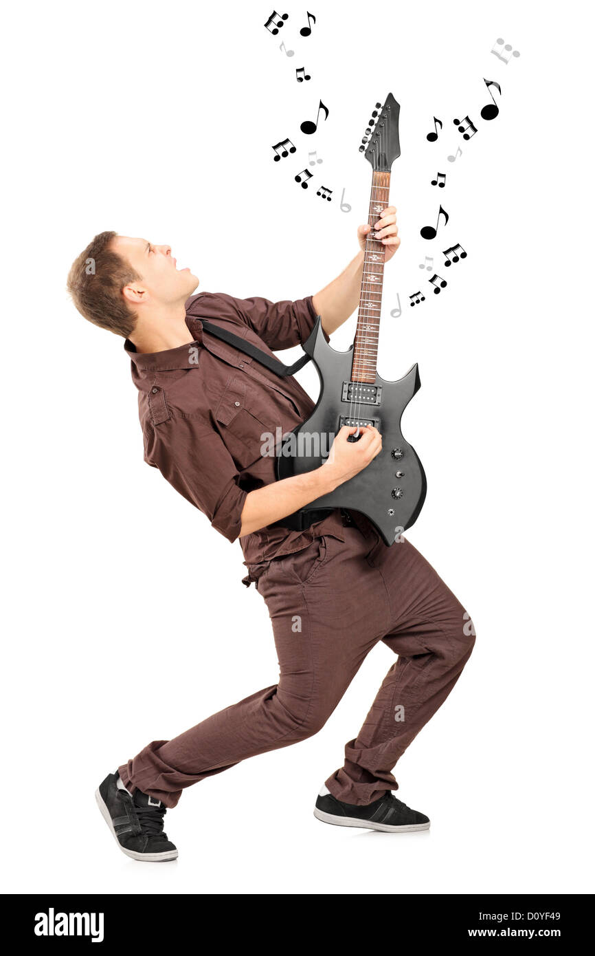 A piena lunghezza Ritratto di una rock star giocando su una chitarra isolato su sfondo bianco Foto Stock