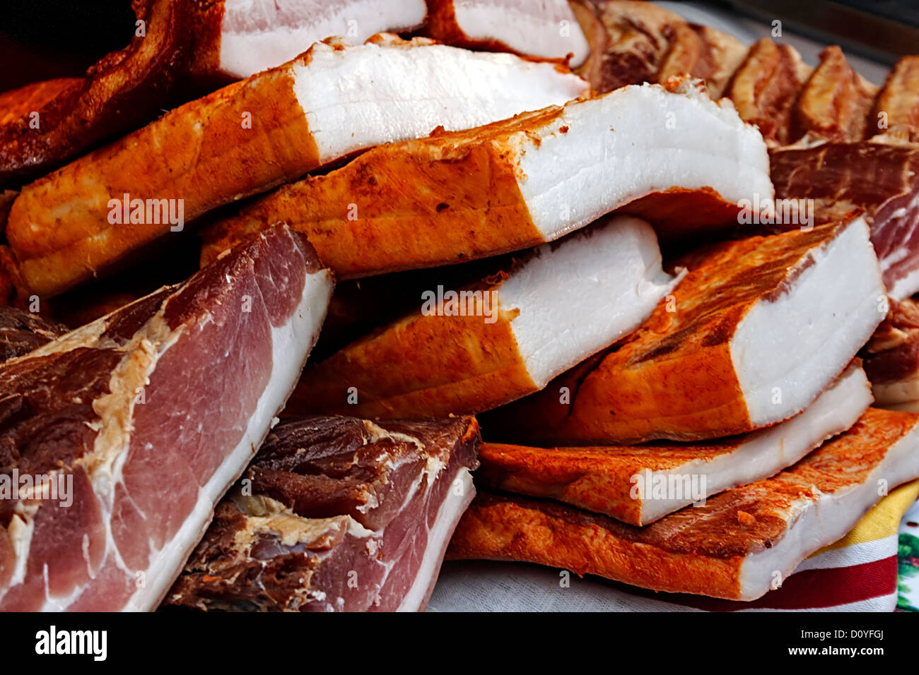 Pezzi di carne di maiale affumicata pancetta sovrapposizione.tradizionale cibo rumeno, devono specificare nel mese di dicembre. Foto Stock
