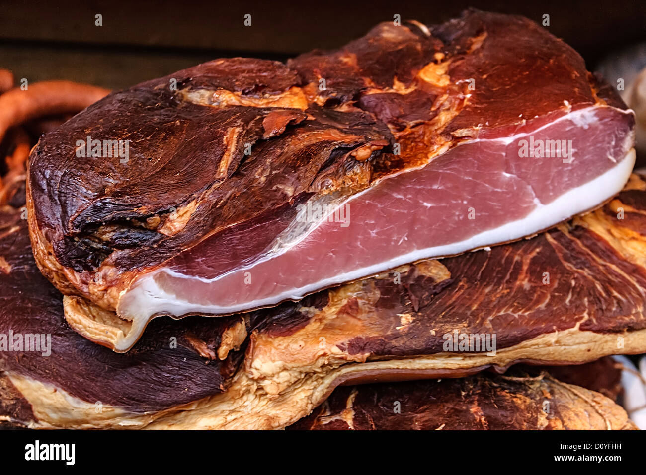 Pezzi di carne di maiale affumicata pancetta sovrapposizione.tradizionale cibo rumeno, devono specificare nel mese di dicembre. Foto Stock