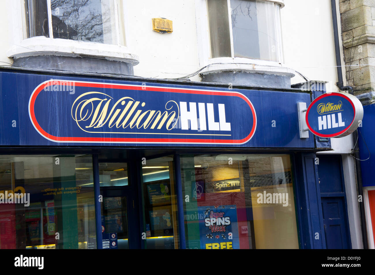 Un William Hill bookmakers shop in uk high street Foto Stock