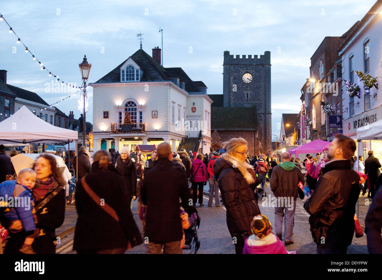 Le persone al mercato di Natale di sera il centro città, Wallingford, Oxfordshire, Regno Unito Foto Stock