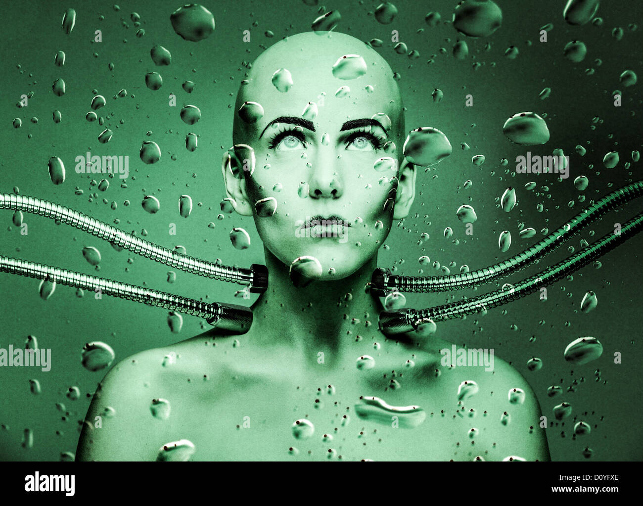 Una ragazza robot collegato con cavi in metallo Foto Stock