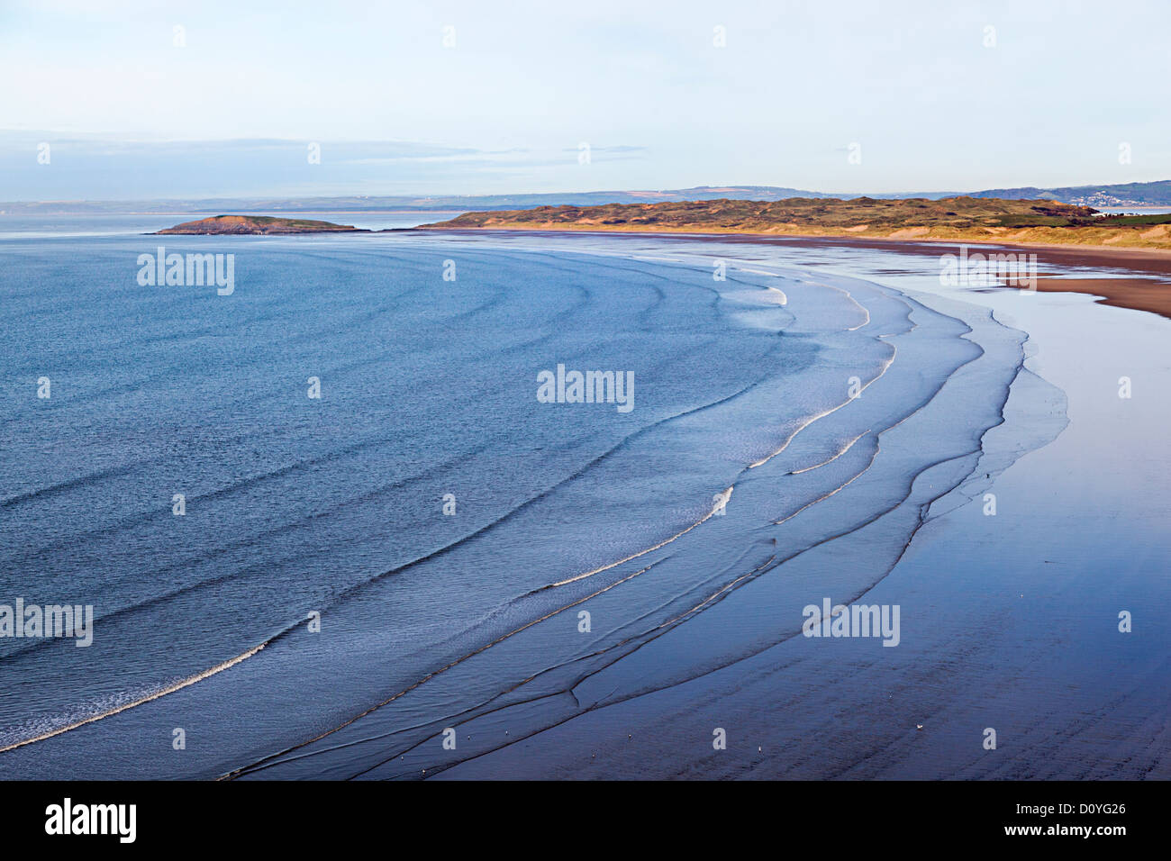 Burry Holme island e le dune di sabbia a Llangennith su Rhossili beach, Gower, Wales, Regno Unito Foto Stock