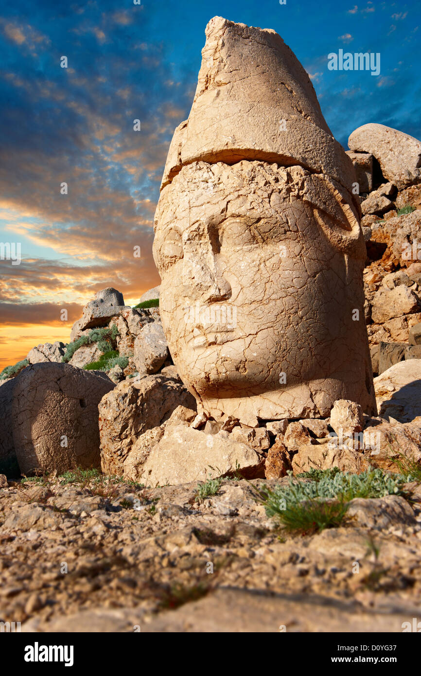 Le foto e le immagini delle statue di intorno alla tomba del re Commagene Antochus 1 sulla sommità del monte Nemrut, Turchia. Foto Stock