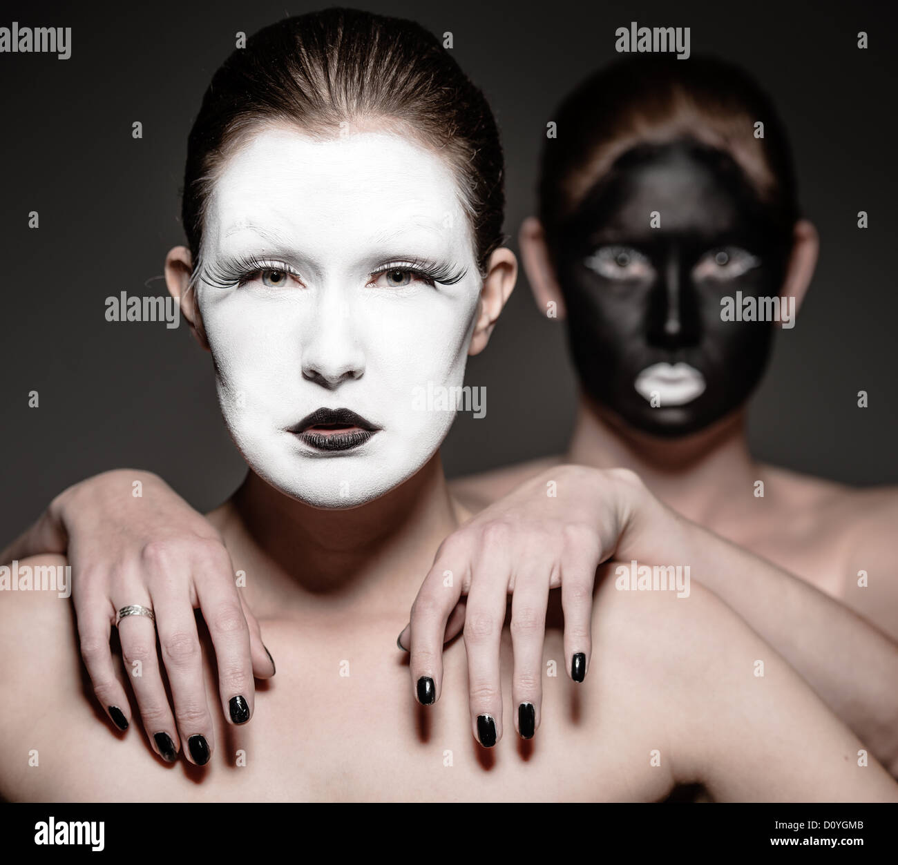 Due giovani ragazze con ying stile yang trucco Foto Stock