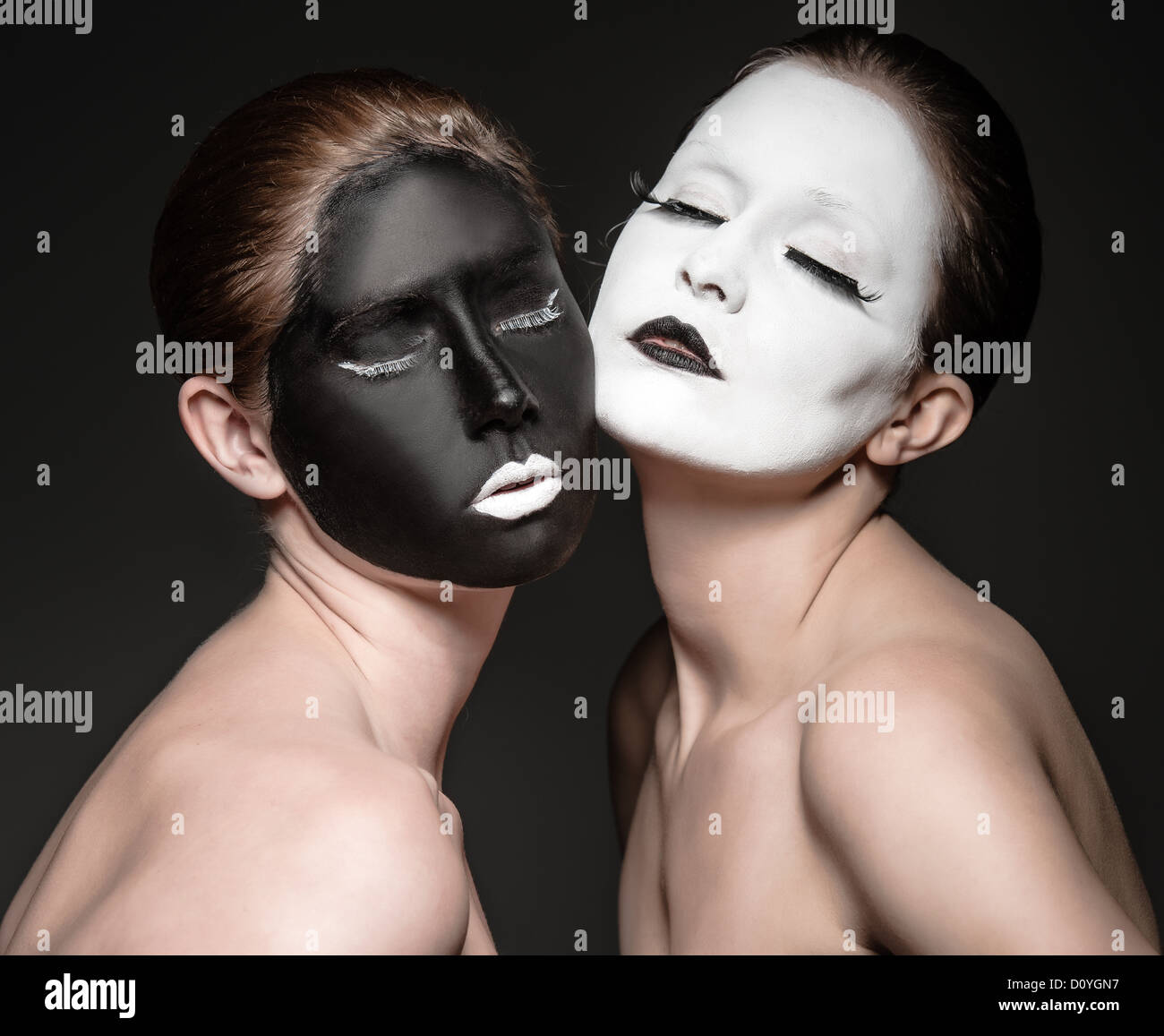 Due giovani ragazze con ying stile yang trucco Foto Stock