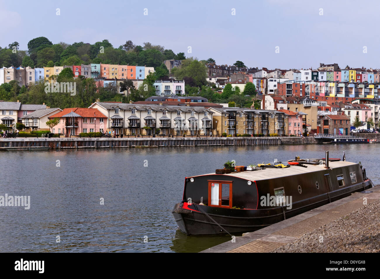 Barca stretta e case a Harbourside, Bristol, Inghilterra Foto Stock