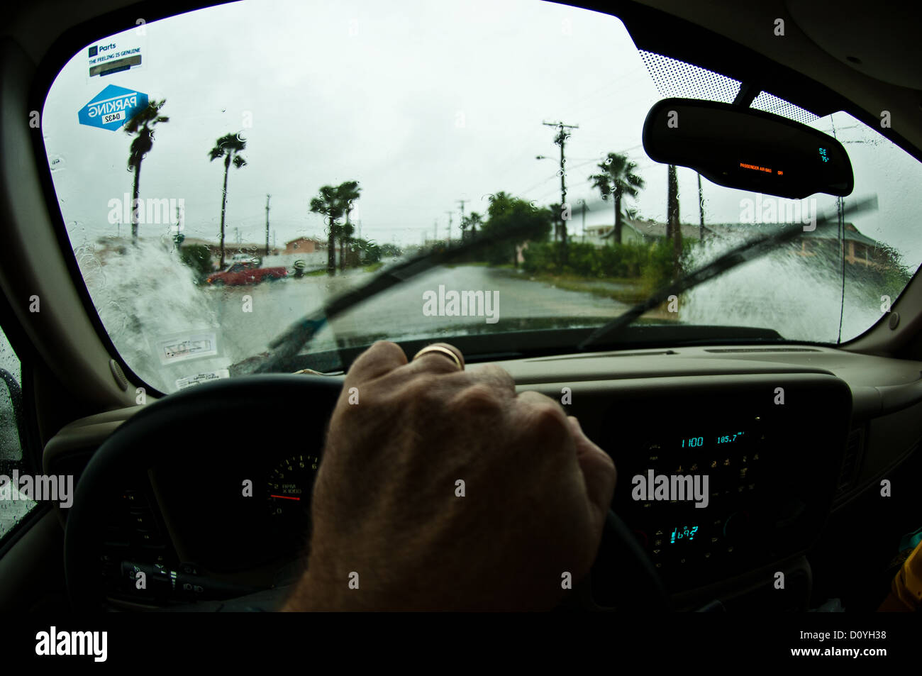 La guida attraverso strade allagate durante una tempesta tropicale in Port Aransas Texas Foto Stock