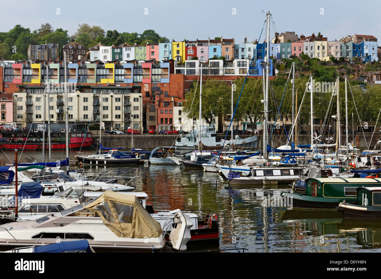 Barche e colorate case a schiera a Harbourside, Bristol, Somerset Foto Stock
