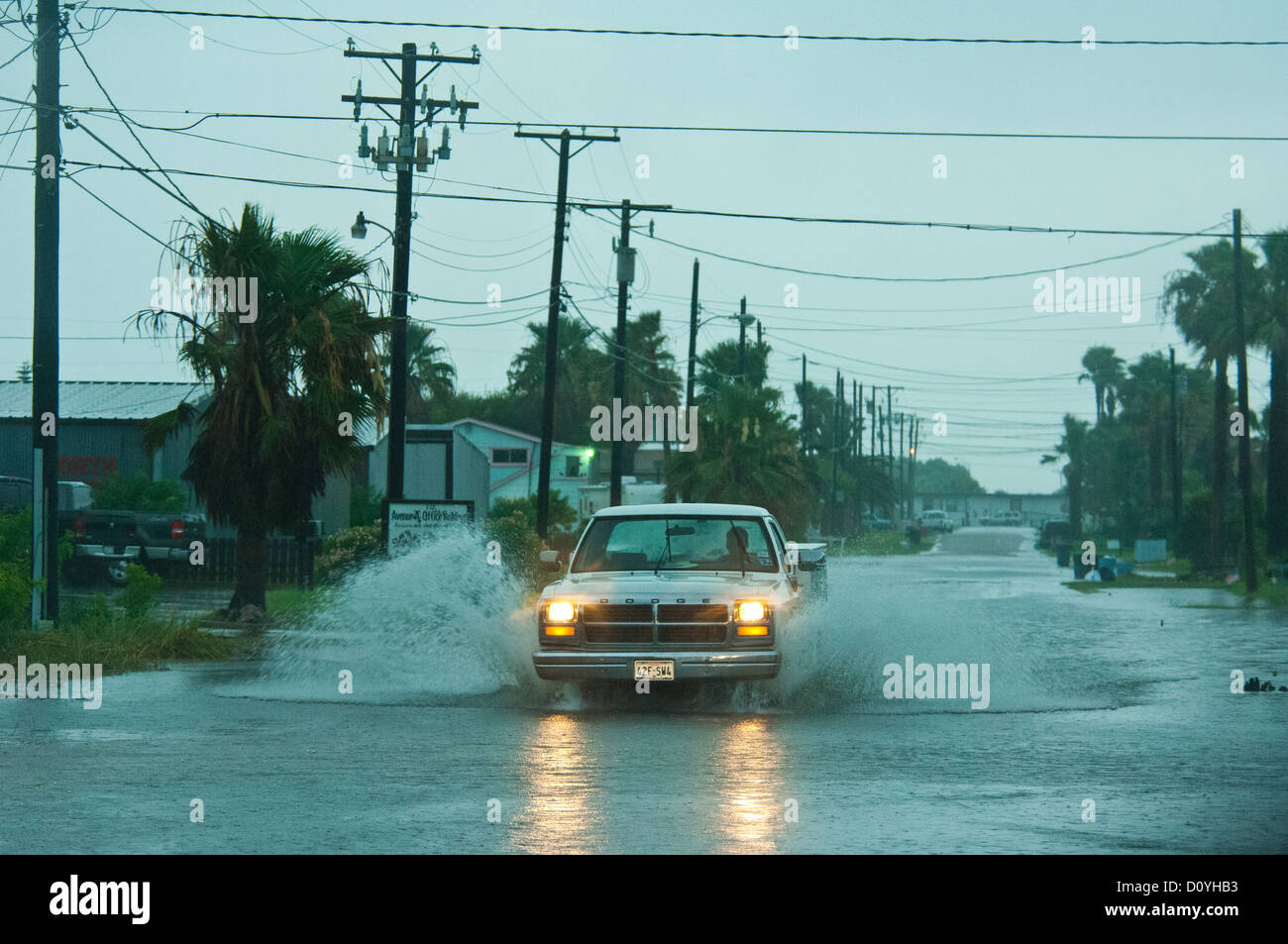 La guida attraverso strade allagate durante una tempesta tropicale in Port Aransas Texas Foto Stock La guida attraverso strade allagate durante una tempesta tropicale in Port Aransas Texas Foto Stock