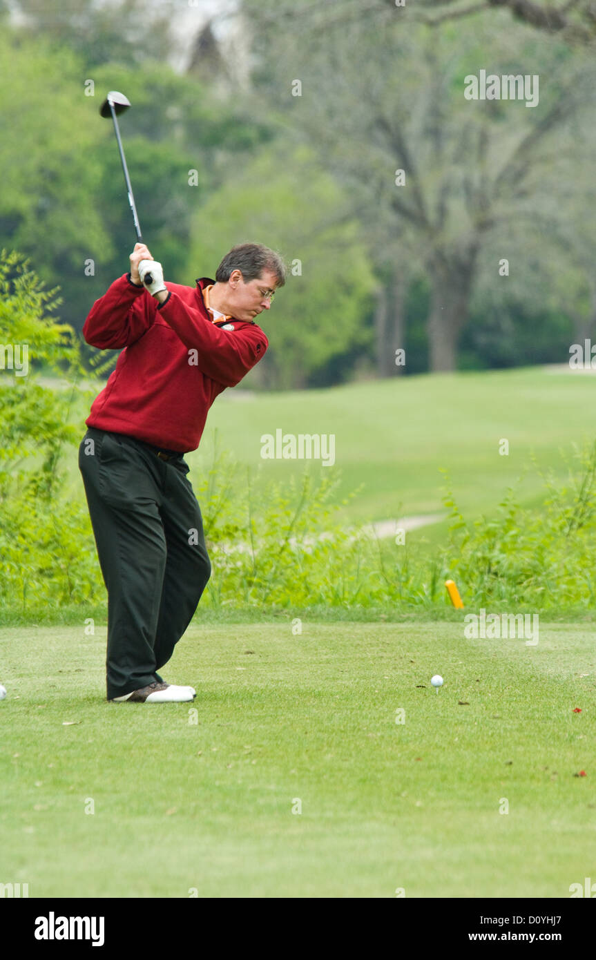 Il Golfer colpendo un tee-shot in Lost Creek Country Club di Austin in Texas Foto Stock