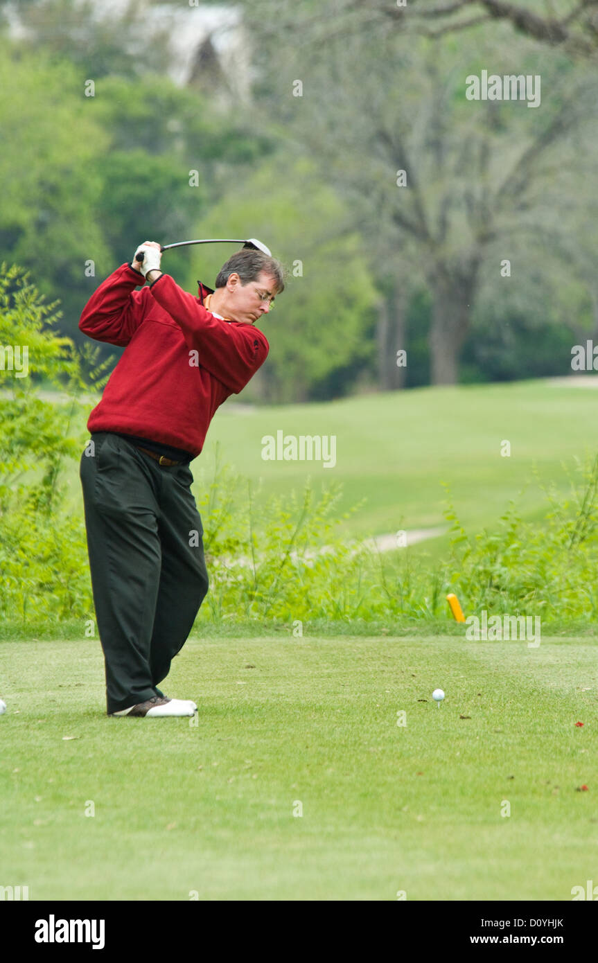 Il Golfer colpendo un tee-shot in Lost Creek Country Club di Austin in Texas Foto Stock