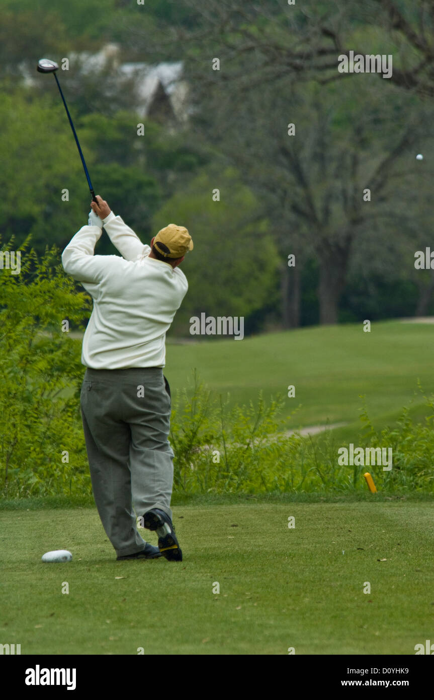 Il Golfer colpendo un tee-shot in Lost Creek Country Club di Austin in Texas Foto Stock