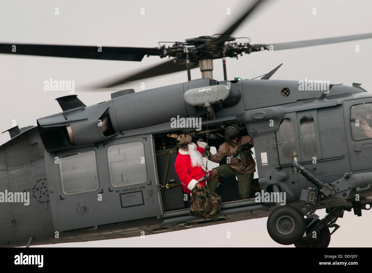 Santa Claus onde da aviatore da un HH-60G Pave Hawk elicottero durante una visita a RAF Lakenheath Dicembre 1, 2012 in Lakenheath, Suffolk, Inghilterra. Foto Stock