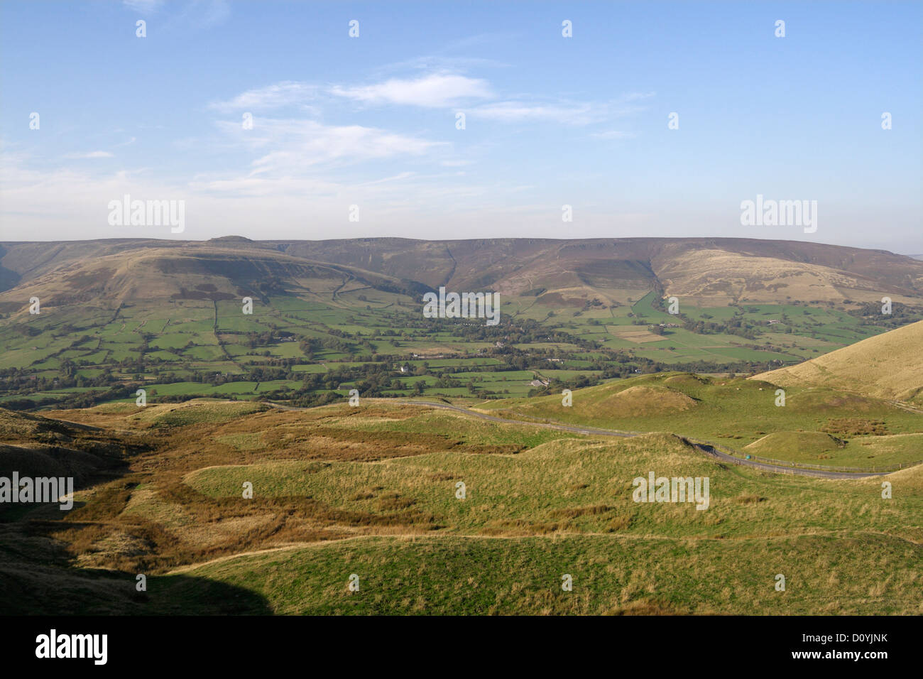 Vista panoramica di Edale da Rushup Edge Derbyshire Peak District National Park Inghilterra Regno Unito, paesaggio inglese delle brughiere colline pennine campagna britannica Foto Stock