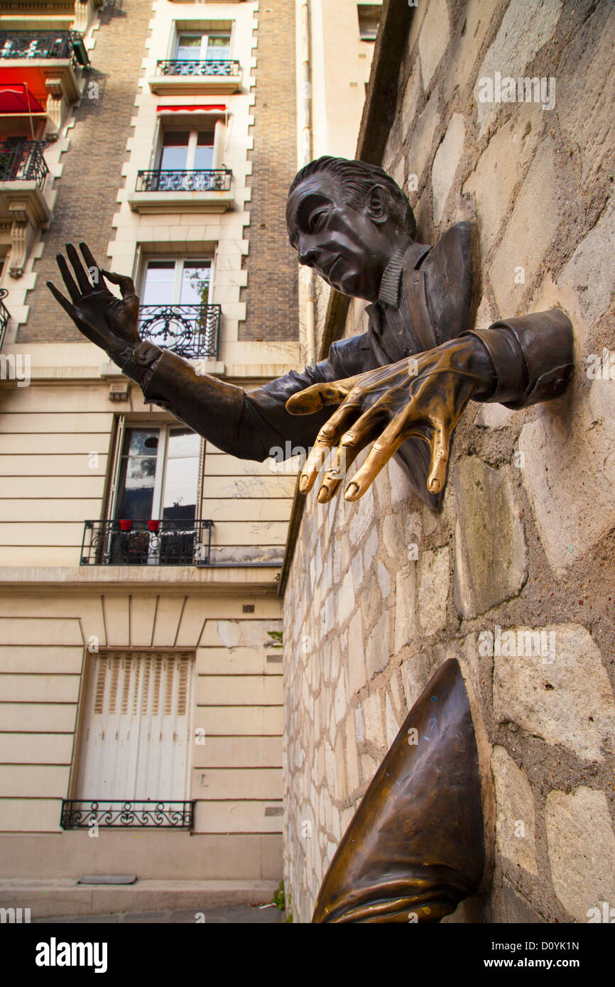 Jean Marais' Statua di Marcel Ayme basato su Ayme della storia " Il Viandante attraverso pareti', Montmartre, Parigi Francia Foto Stock