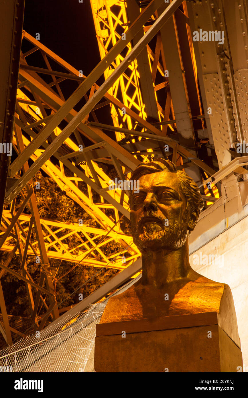 Busto in bronzo di Gustave Eiffel alla base della torre ha contribuito alla progettazione per il 1889 fiera dei mondi, Parigi Francia Foto Stock