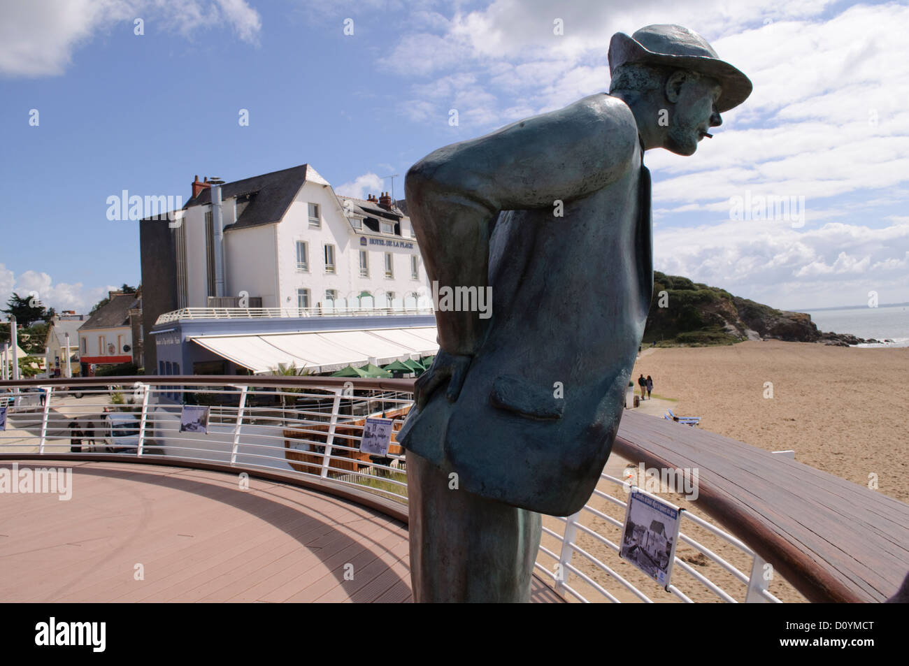 Statua di bronzo di Monsieur Hulot affacciata sul mare di fronte all' Hotel De La Plage a Saint Marc sur Mer Foto Stock