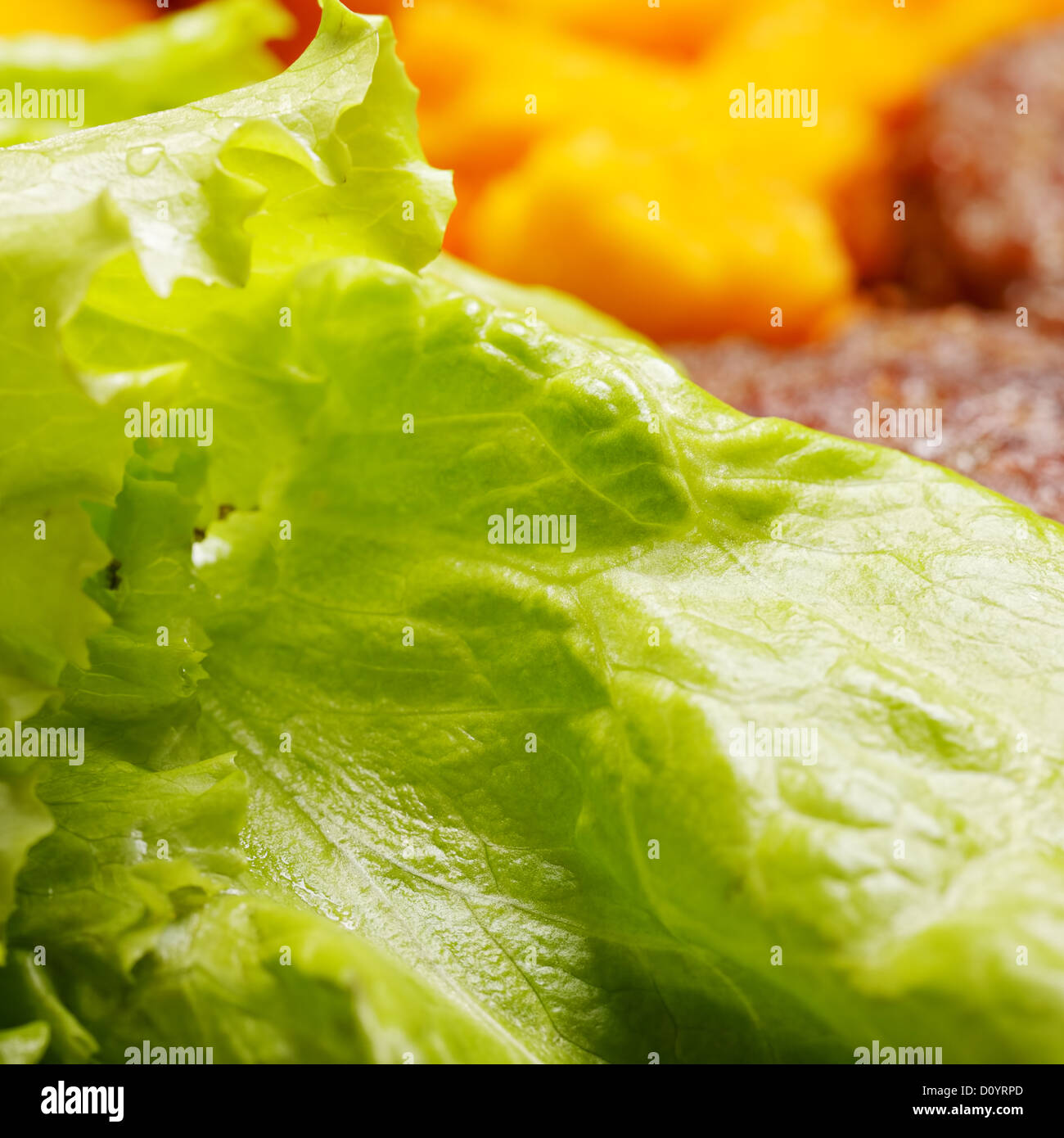 Insalata verde con califlower impanato e carne Foto Stock