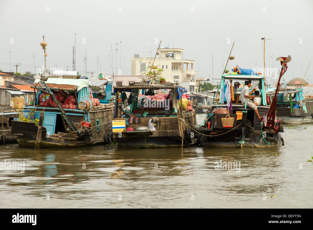 La vita lungo il delta del Mekong al mercato galleggiante di Cai Be in Vietnam. Foto Stock