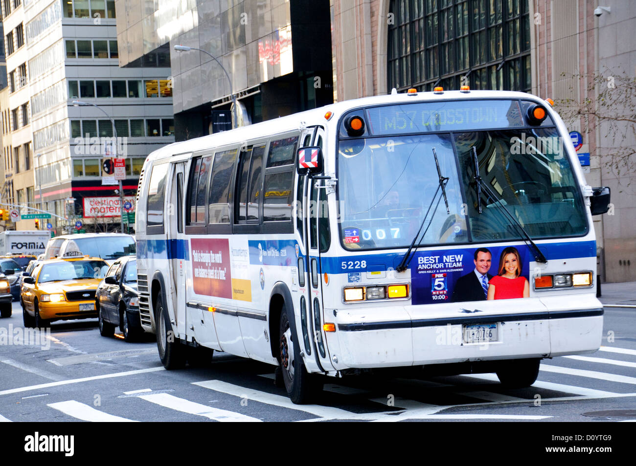 New York City i mezzi di trasporto pubblici M57 hanno attraversato il Bus, Manhattan, New York City, Stati Uniti d'America Foto Stock