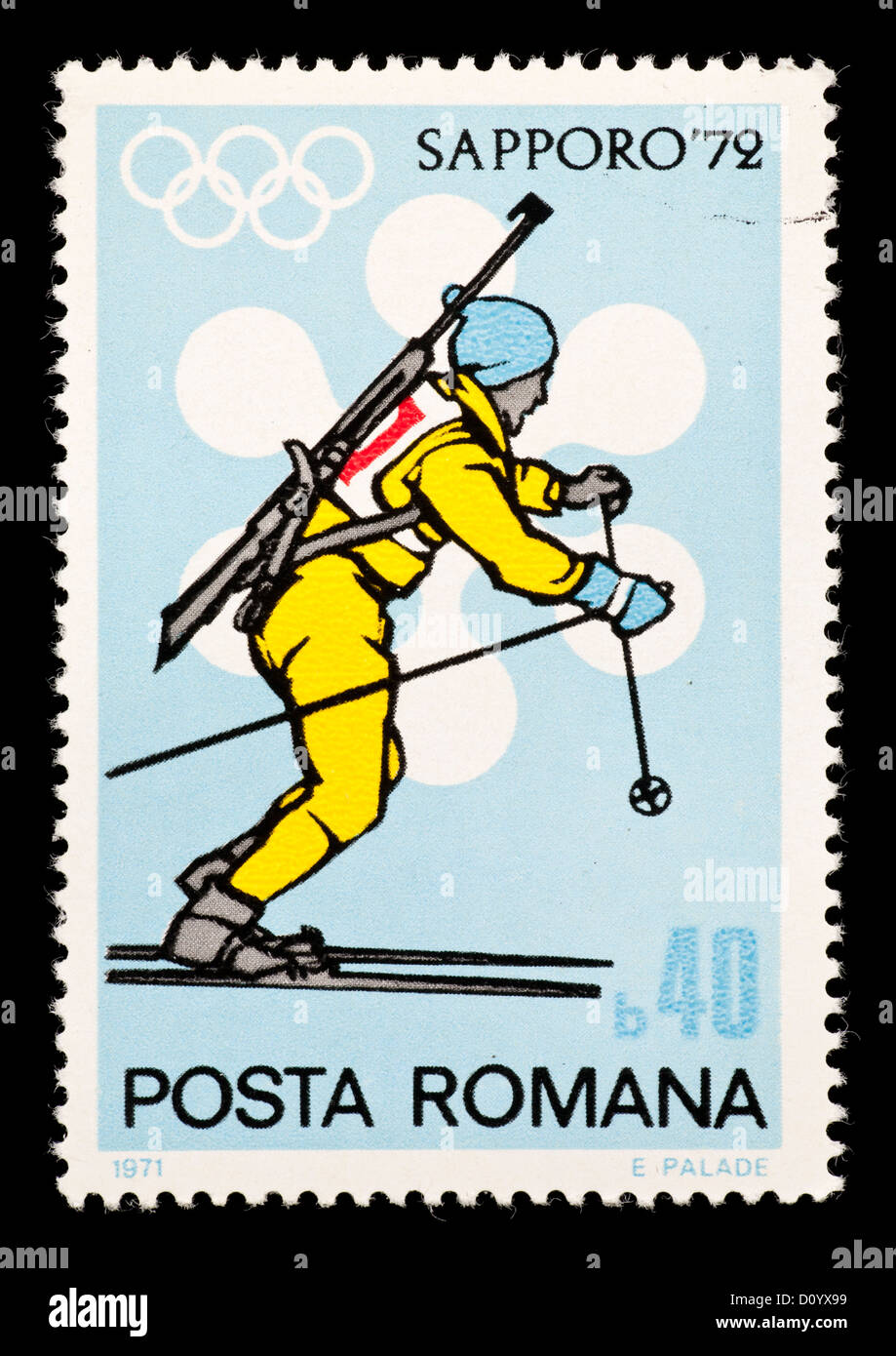 Francobollo dalla Romania raffigurante un concorrente di biathlon, rilasciati per le Olimpiadi Invernali del 1972 in Saporro, Giappone. Foto Stock