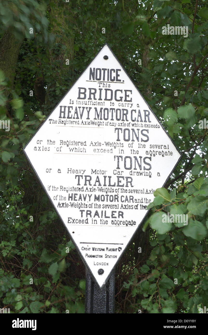 Ponte del limite di peso sign in Stratford upon Avon Canal vicino Lapworth, Warwickshire, Inghilterra, Regno Unito Foto Stock