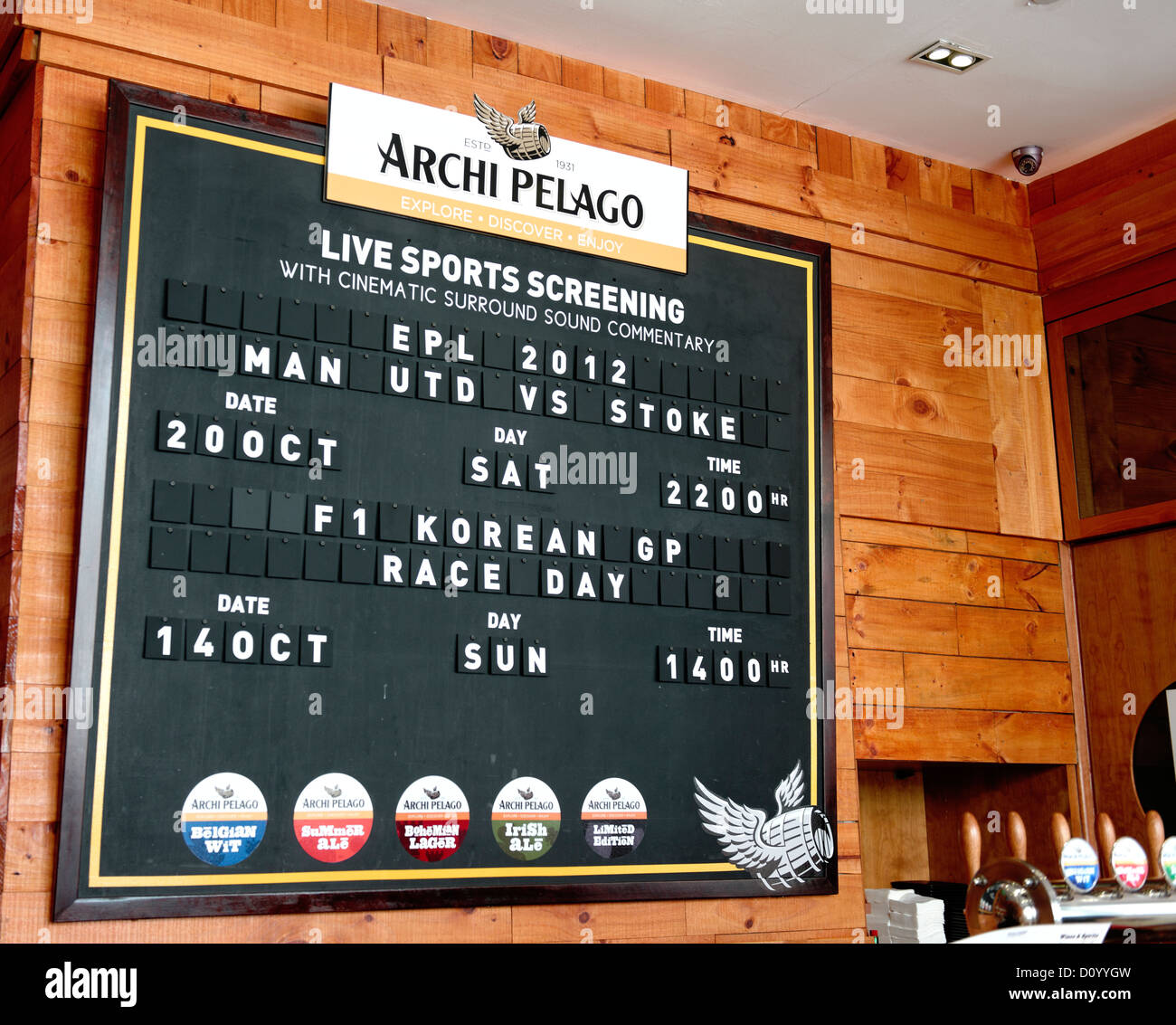 English Premier League Football Soccer in TV è pubblicizzato come un attrazione in un bar di Singapore per il Manchester United V Stoke City. Foto Stock