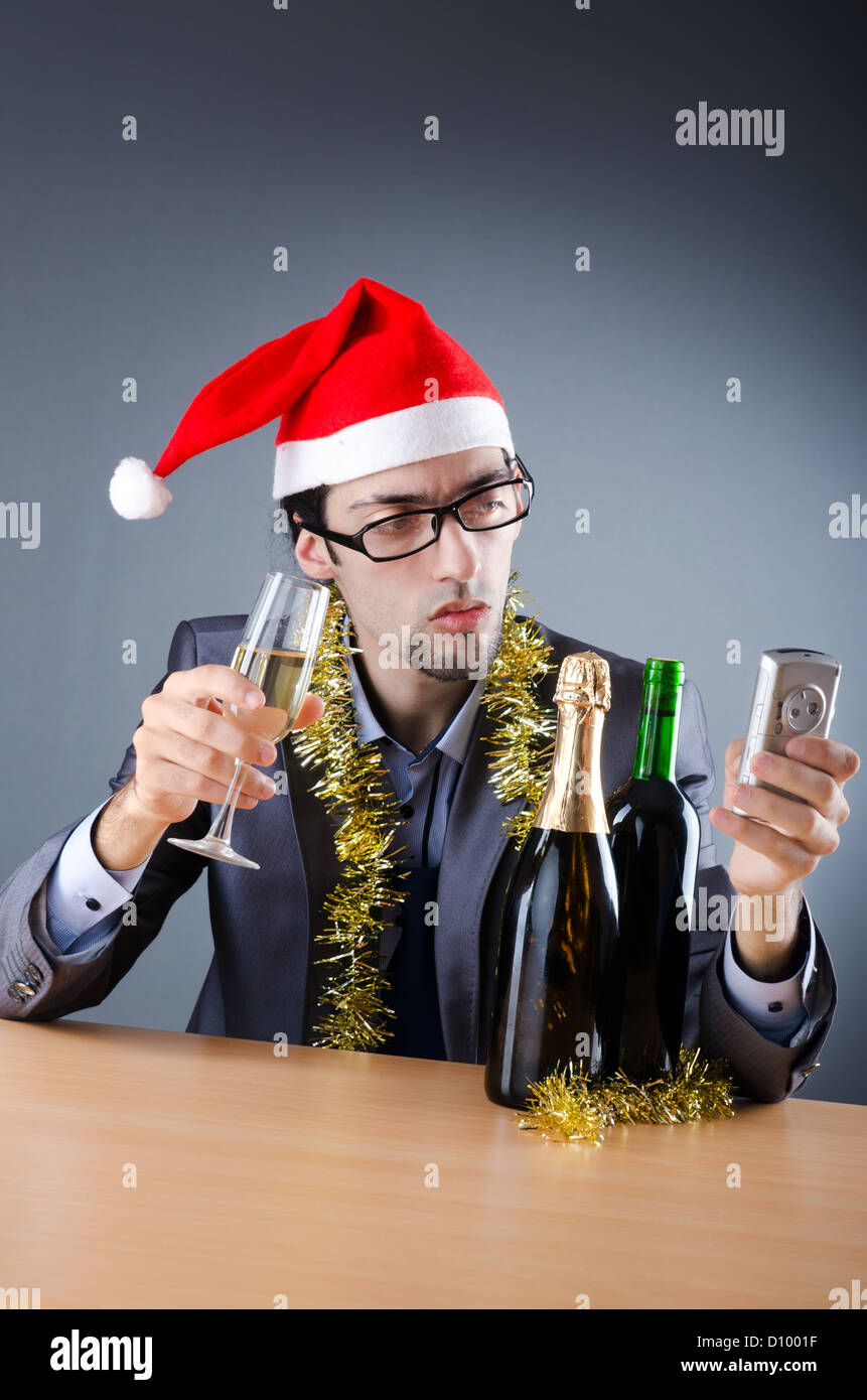 Drunken imprenditore ufficio dopo la festa di natale Foto Stock