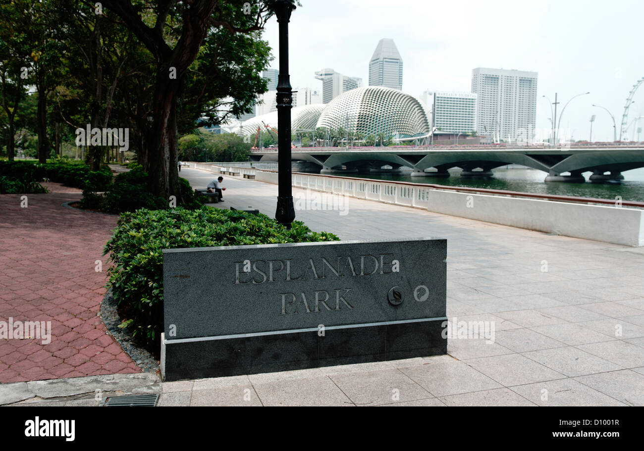 Segno per Esplanade Park, Singapore, con Opera in background. Foto Stock