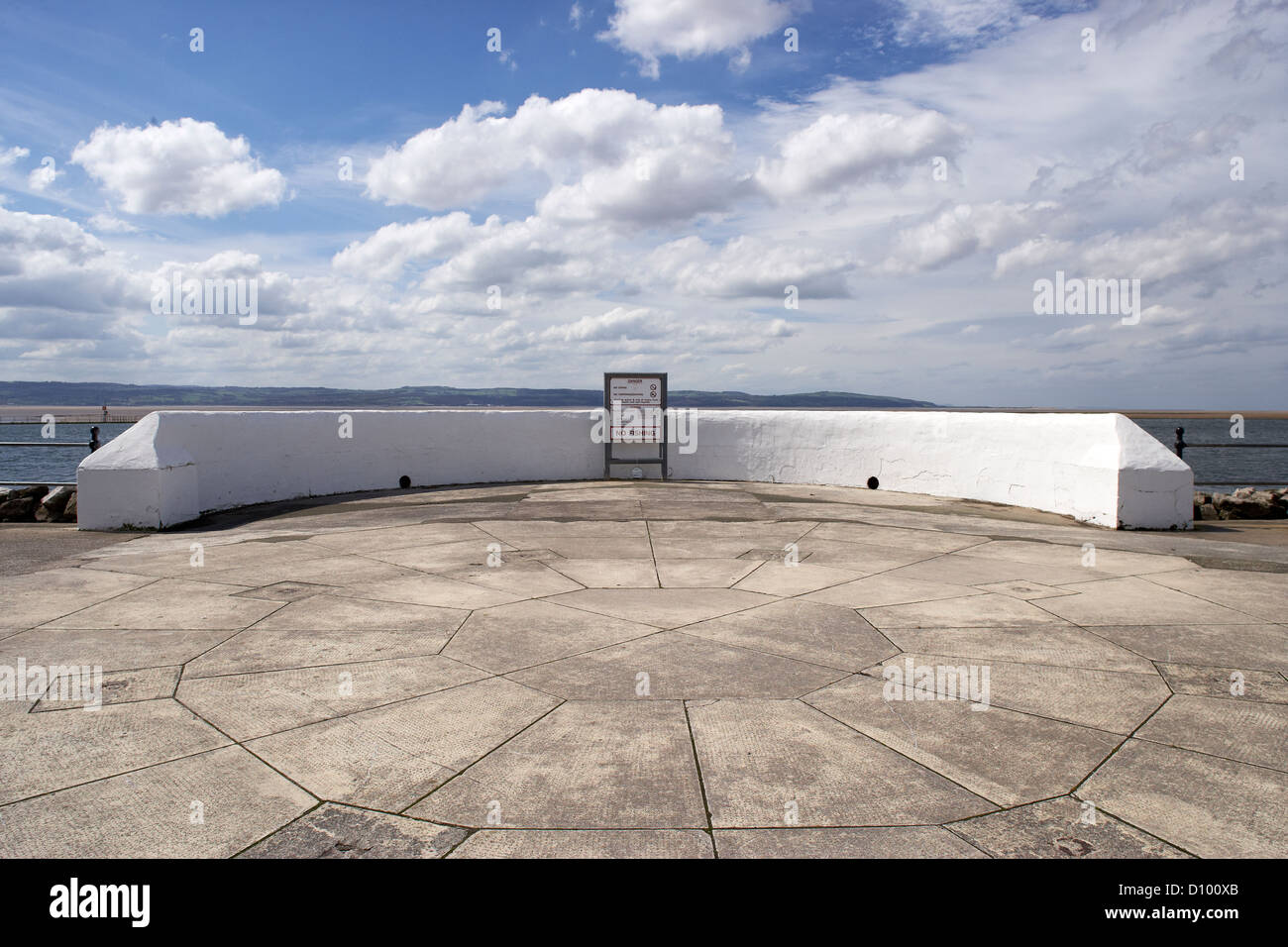 Passeggiata nel West Kirby con segnale di avvertimento Foto Stock