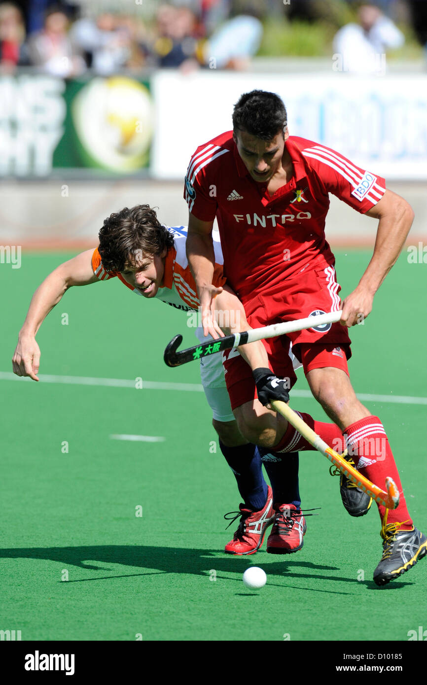 04.12.2012 Melbourne, Australia. Simon Gougnard del Belgio che combatte per la sfera con Wouter Jolie dei Paesi Bassi durante il maschile di hockey Champions Trophy dallo Stato Netball Hockey Center. Foto Stock