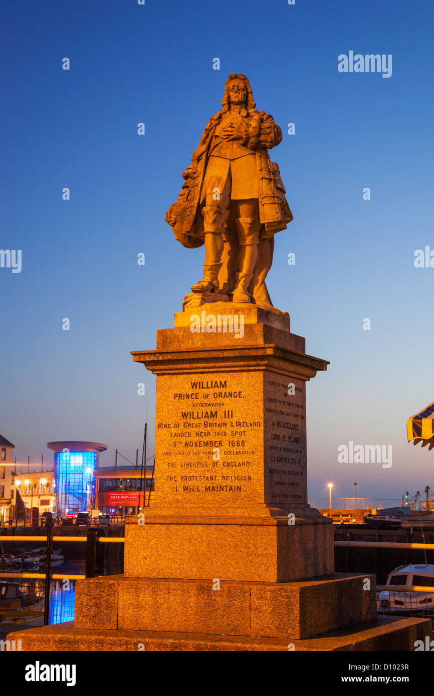 Inghilterra, Devon, Brixham, Brixham Harbour, Statua del principe Guglielmo di Orange, William III Foto Stock