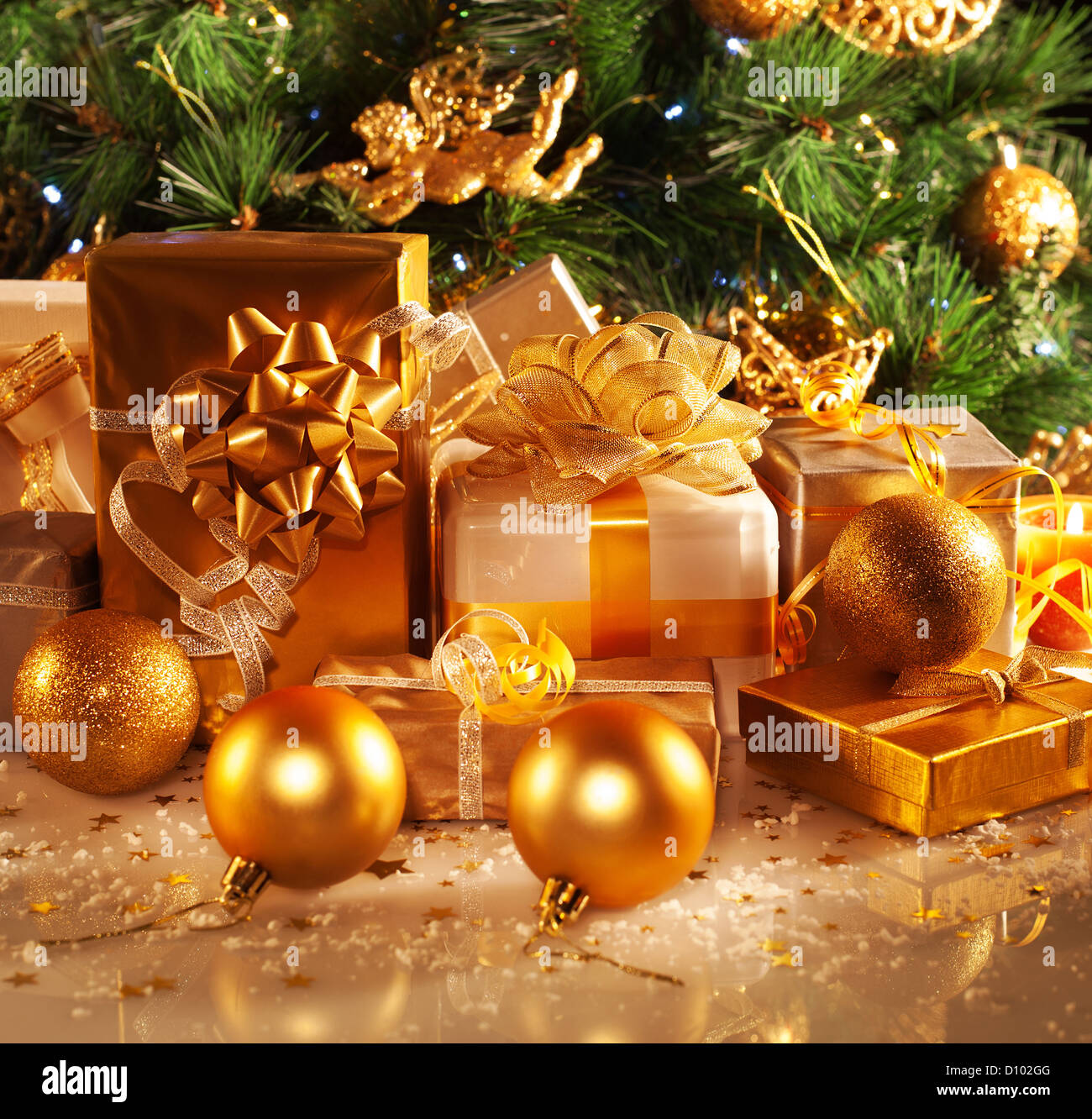 Foto di lusso scatole regalo sotto albero di Natale e Anno Nuovo home decorazioni, golden avvolgimento di Santa presenta, festosa abete Foto Stock