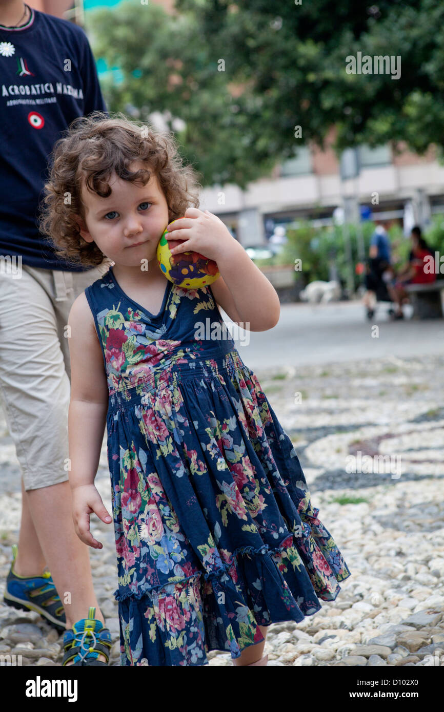 Bambini che giocano con una morbida palla in una città italiana square Foto Stock