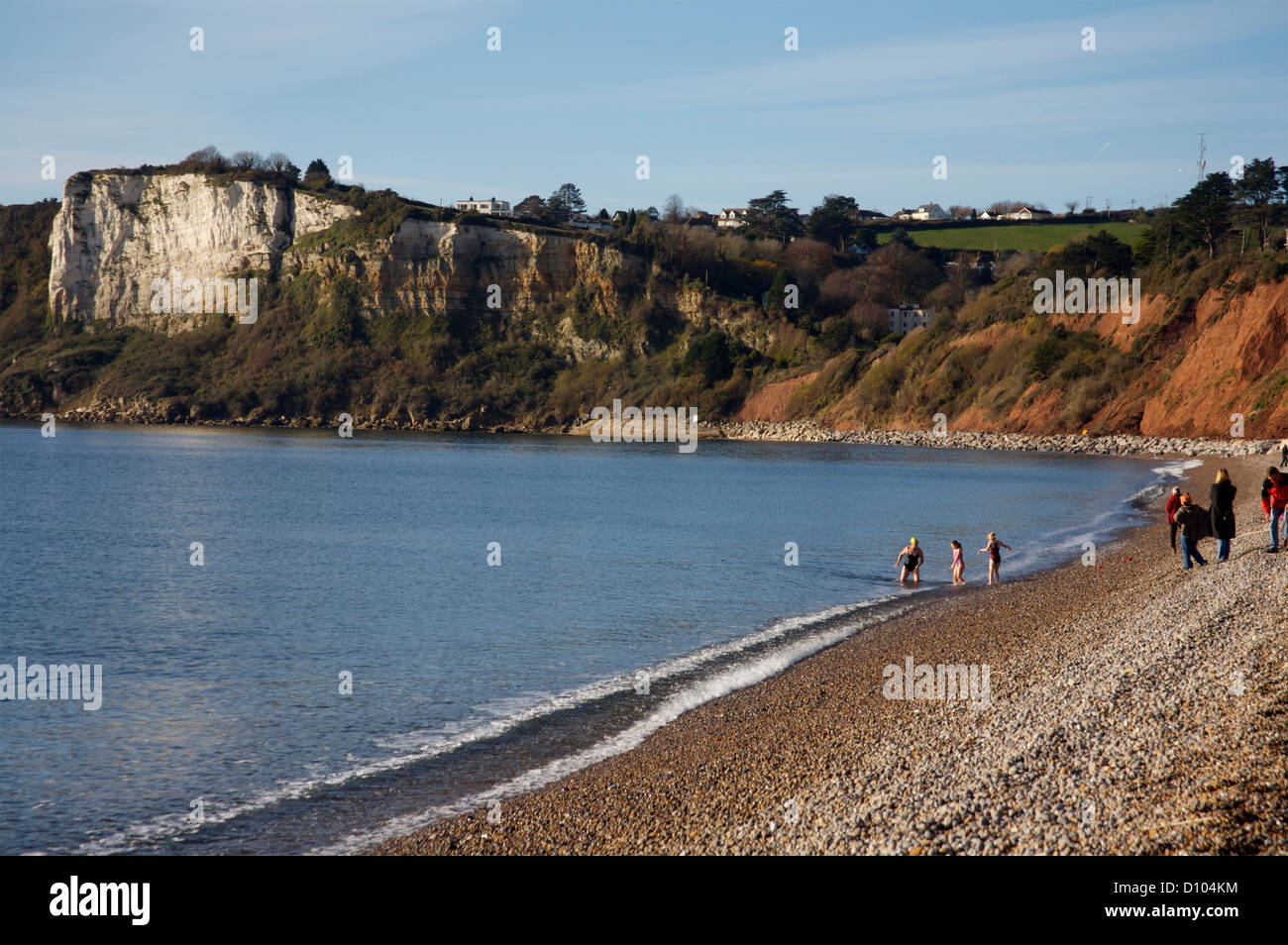 Seaton, Devon, Inghilterra sull'UNESCO Jurassic Coast, mostrando Triassico mudstone scogliere e chalk scogliere di birra. Foto Stock