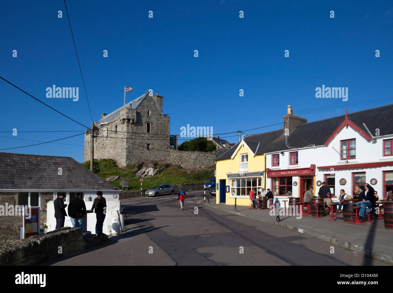 Scena di strada con Dún na Séad Castello, costruito nel 1215, Baltimore, County Cork, Irlanda Foto Stock