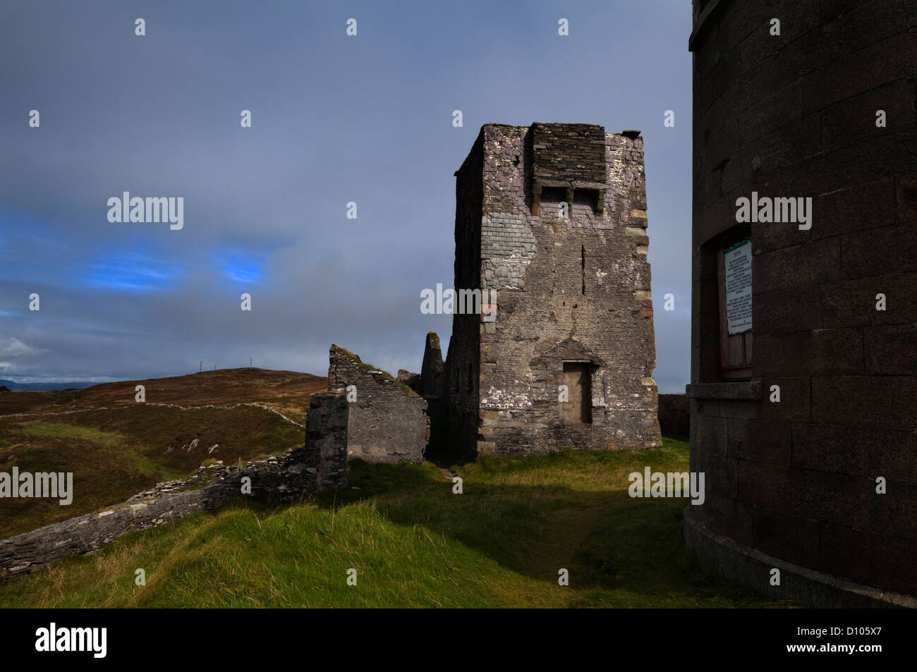 Il vecchio faro e il fortino Napoleonico, Cape Clear Island, nella contea di Cork, Irlanda Foto Stock