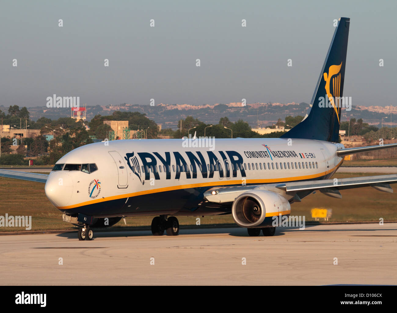 Viaggi aerei a basso costo. Aereo Boeing 737-800 passeggeri appartenente alla compagnia aerea di bilancio Ryanair tassare per la partenza su un volo. Voli economici. Foto Stock